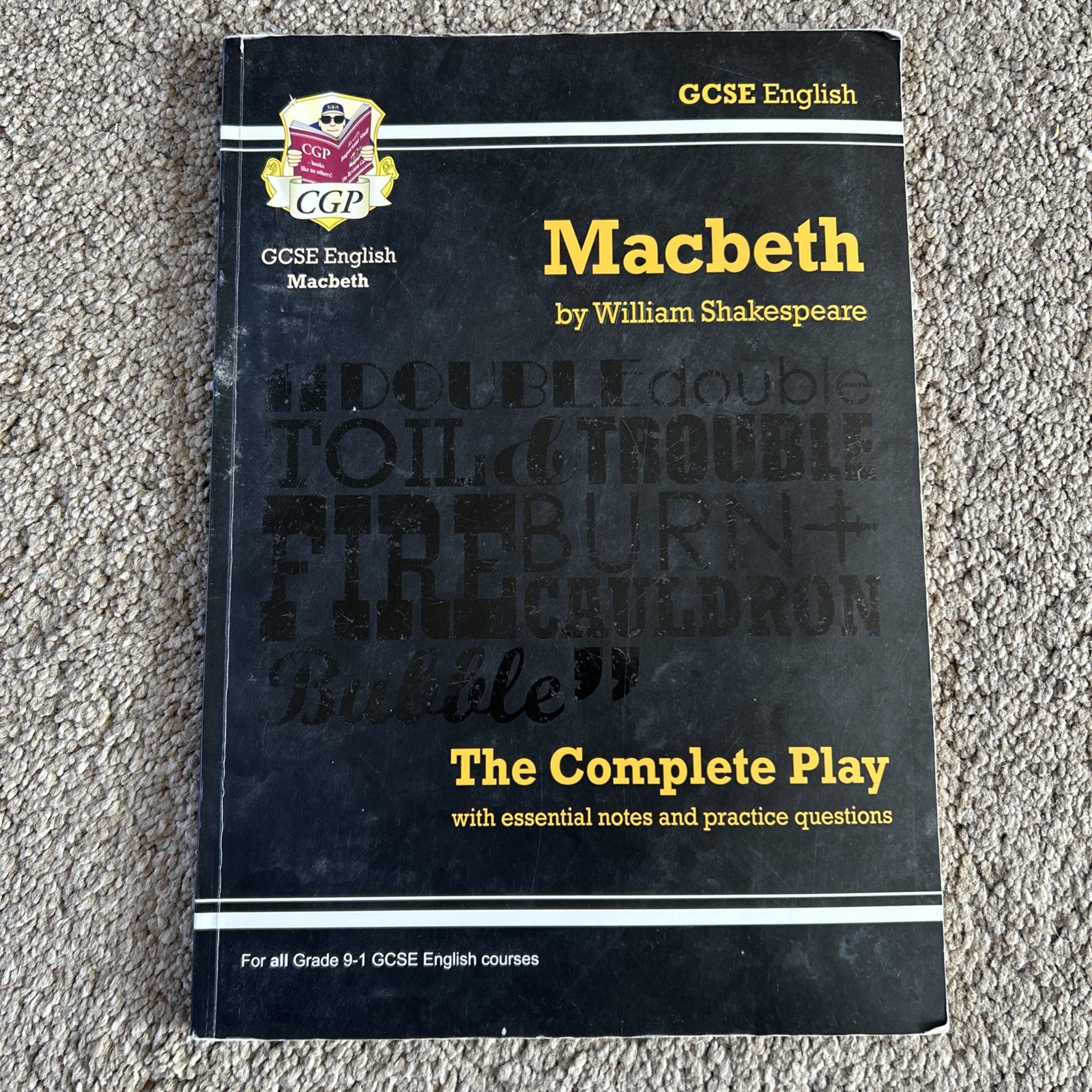 CGP GCSE English Macbeth: The Complete Play With Essential Notes