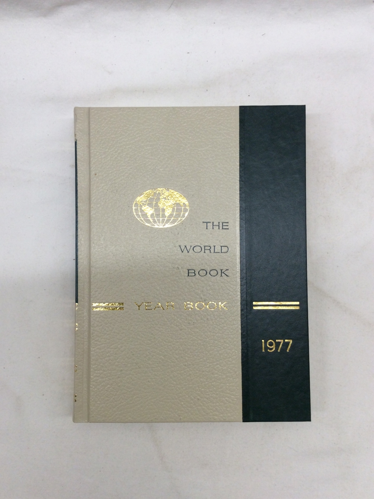 1977 World Book Encyclopedia Yearbook BIRTHDAY GIFT IDEA a Review of 1976 Events