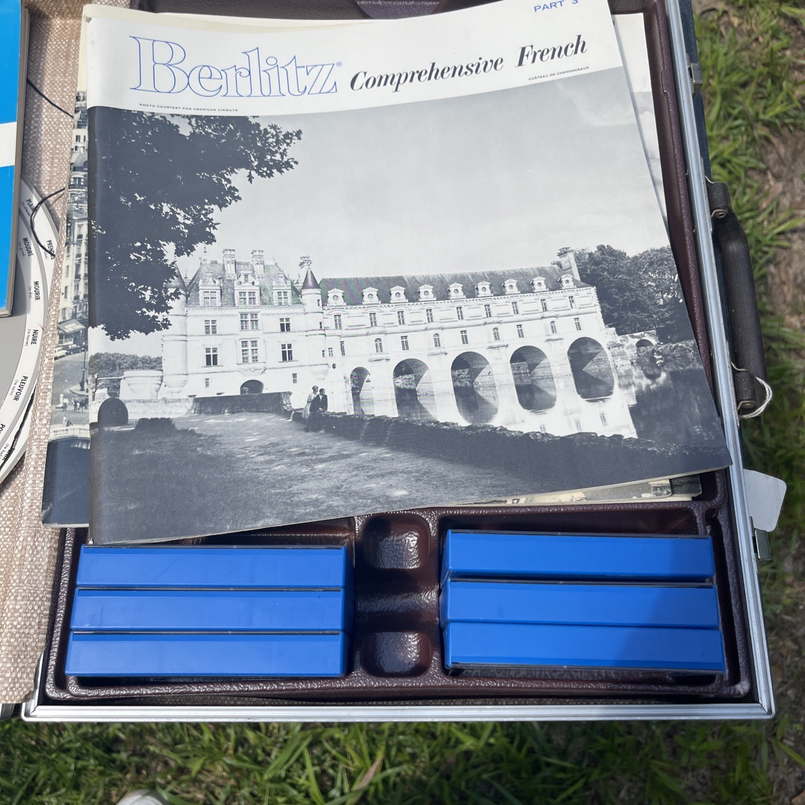 VINTAGE BERLITZ COMPREHENSIVE CASSETTE COURSE FRENCH WITH ATTACHE AND VERB WHEEL