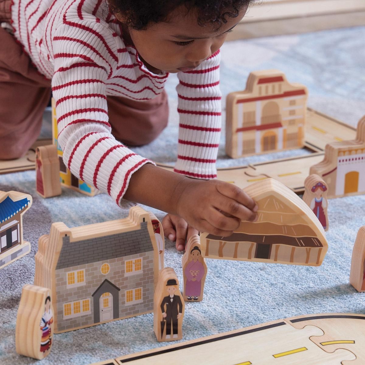 Kaplan Early Learning Traditional International Homes Set – 15 Pieces