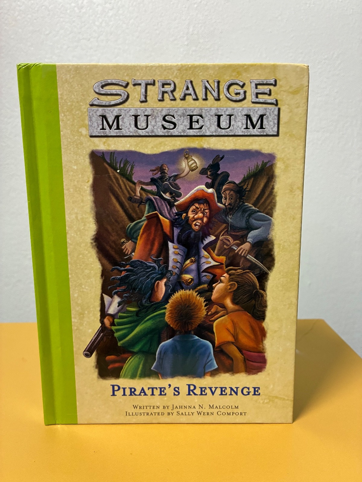 Hooked on Phonics Master Reader: Strange Museum Book Series 1-4 Slipcase
