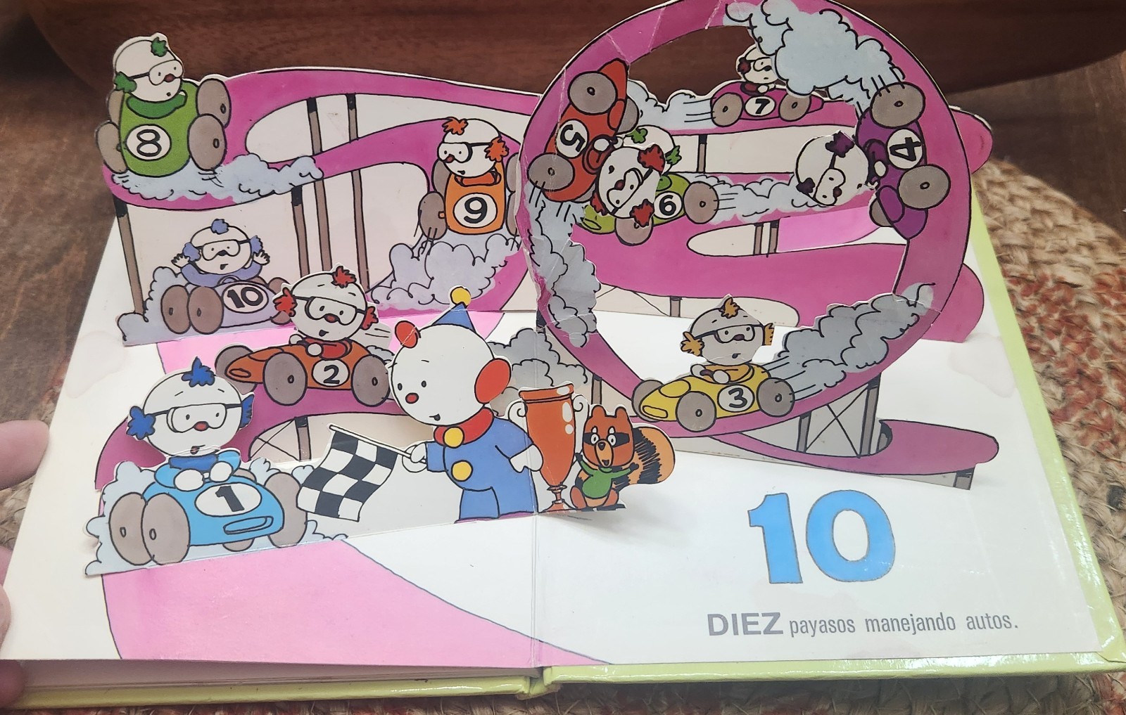 Learn About Numbers Spanish Version: A Chuckles and Ricky Pop-Up Book